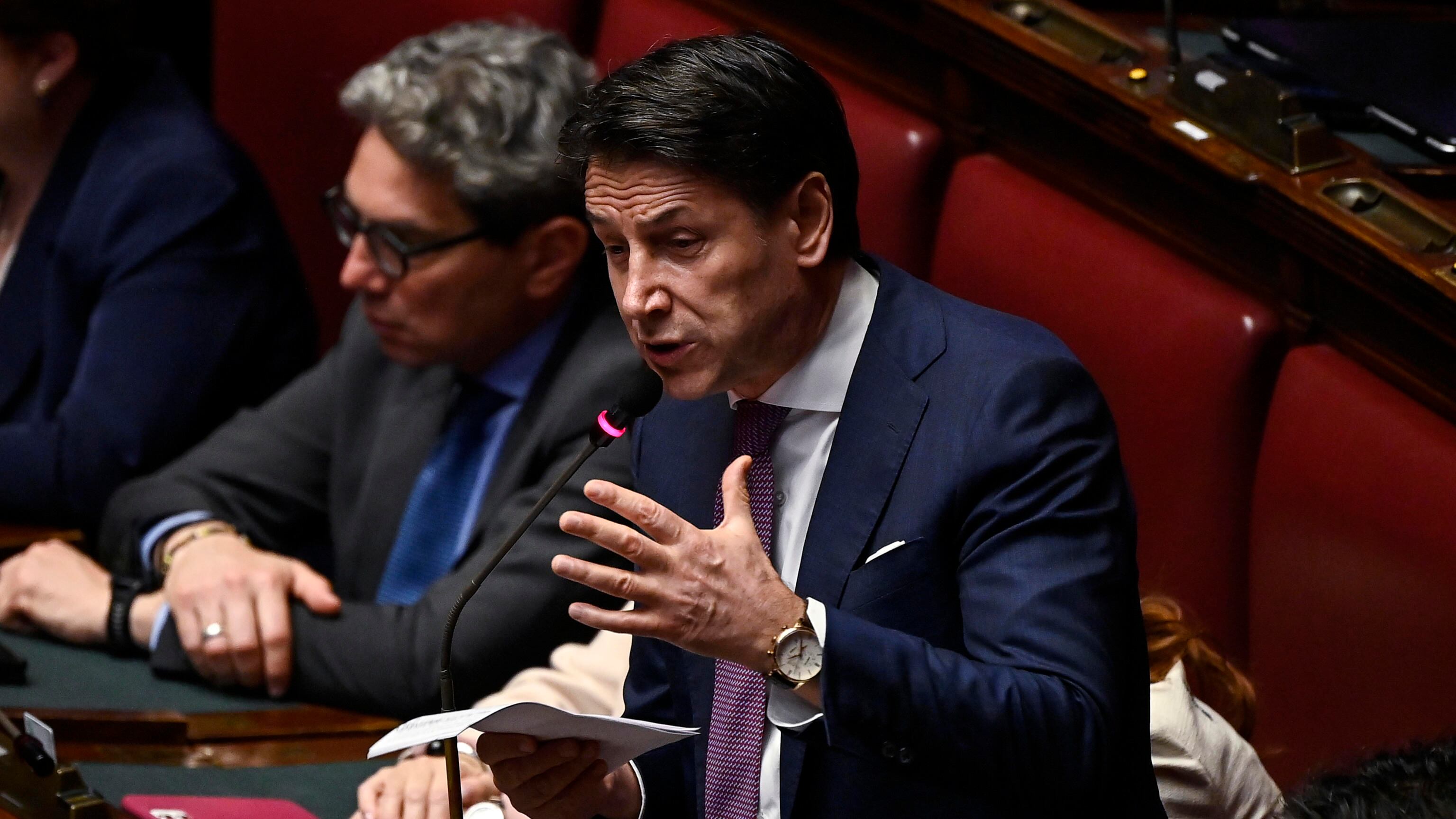 Conte ha paura del flop: fa il pacifista, frena il Pd e corteggia Di Battista