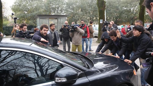 L'auto di Matteo Salvini distrutta dagli antagonisti 3