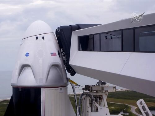 Crew Dragon rimane a terra: rinviato il lancio nello spazio