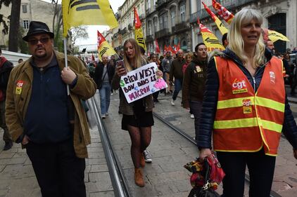Francia, cortei a Parigi contro riforma trasporti 1
