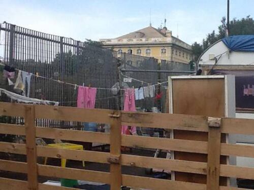Genova, spara contro un campo rom