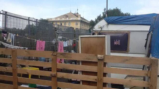 Ragazza sequestrata e stuprata tutta la notte nel campo rom