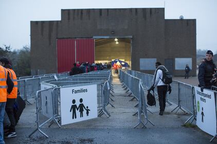 Migranti abbandonano il campo profughi di Calais 12