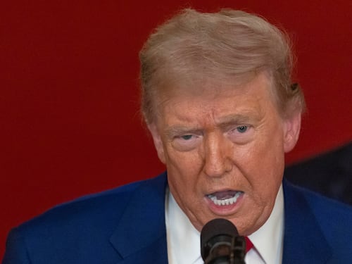 Rivelazione del WSJ: "Lettera oscena di Trump a Epstein". Lui smentisce e querela
