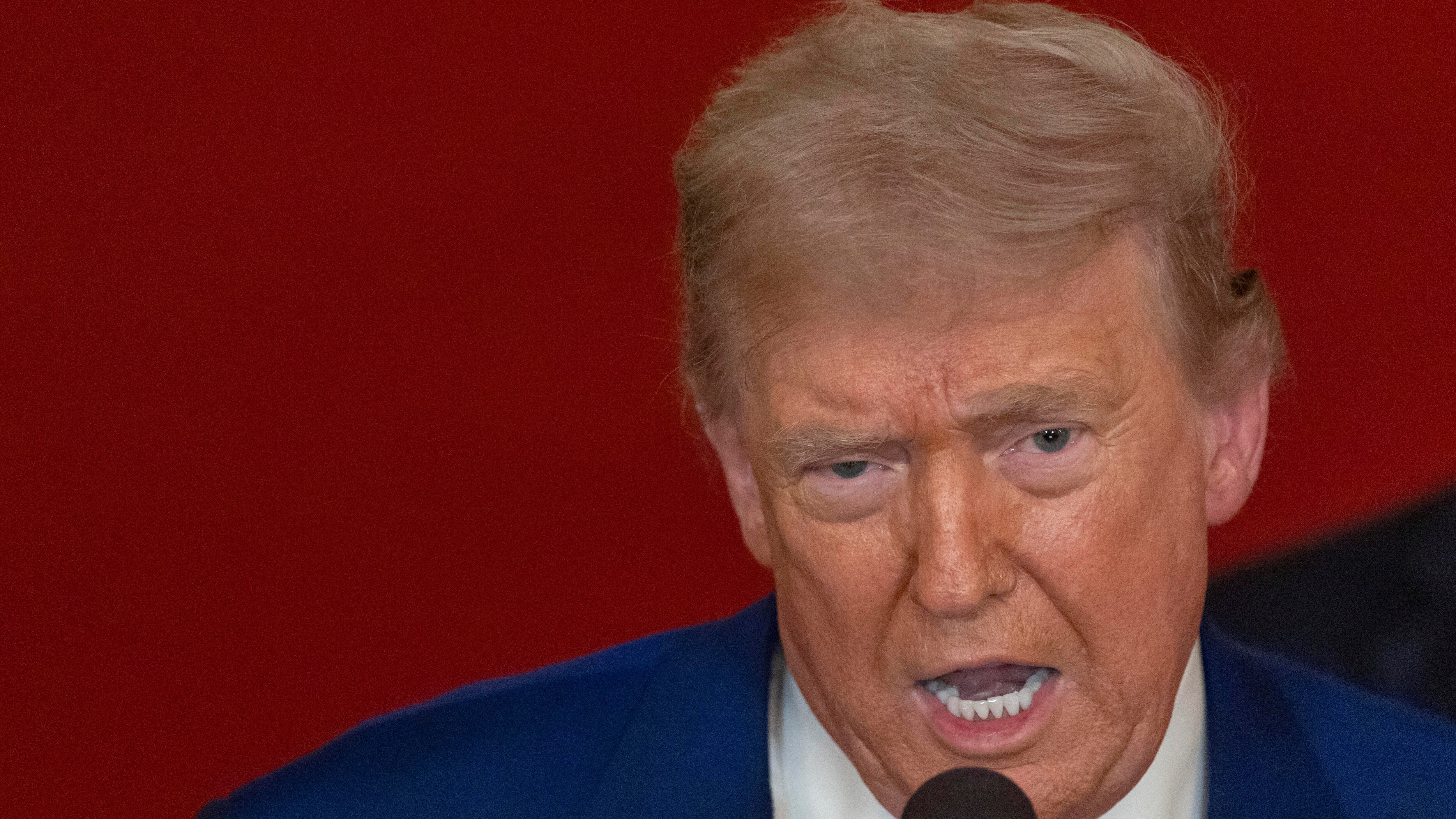 Rivelazione del WSJ: "Lettera oscena di Trump a Epstein". Lui smentisce e querela