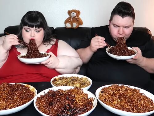 Ingozzarsi davanti a una telecamera, il pericoloso fenomeno del mukbang