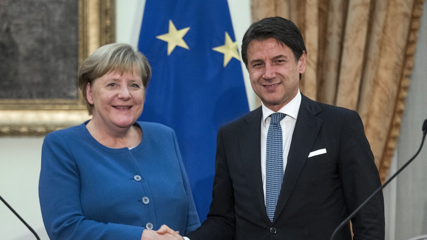 La Merkel bluffa sui migranti, ma Conte continua ad applaudire