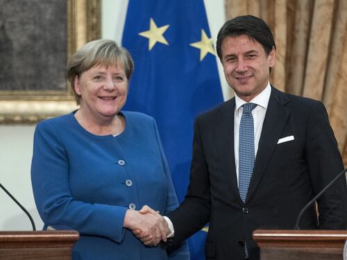 La Merkel bluffa sui migranti, ma Conte continua ad applaudire