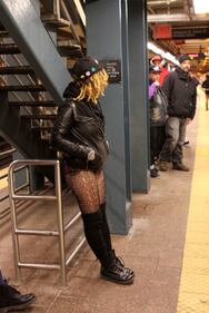 In metro senza pantaloni. È il No Pants Subway Ride 13