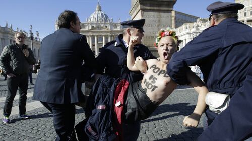 Le Femen si spogliano in Piazza San Pietro 11
