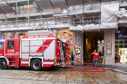 Palazzo in fiamme nel centro storico di Milano 5
