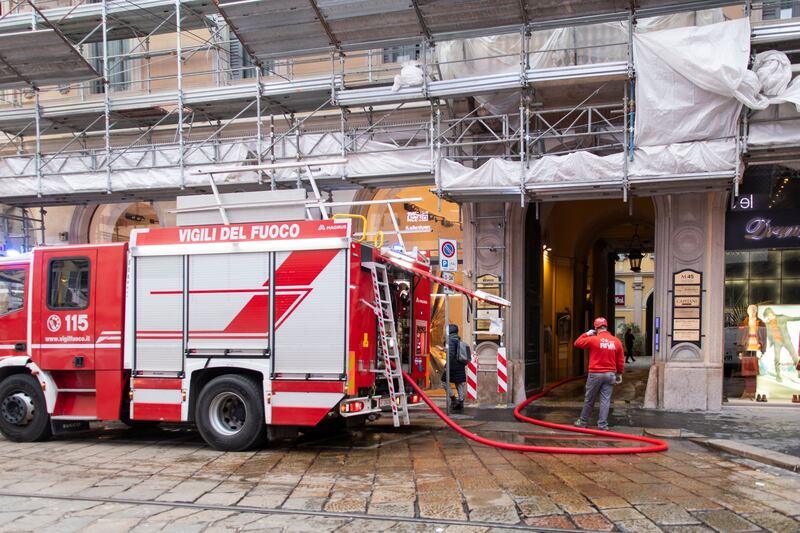 Palazzo in fiamme nel centro storico di Milano 5