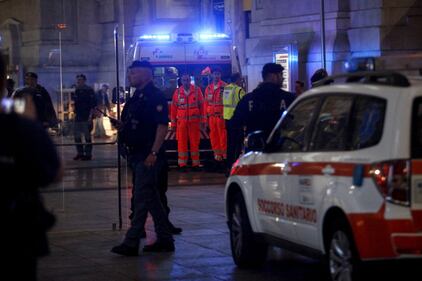 Milano, accoltellati un poliziotto e un militare 6