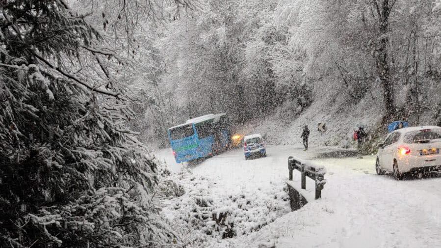 Bergamo, bus con studenti scivola sulla neve e si ferma davanti a una scarpata: nessun ferito