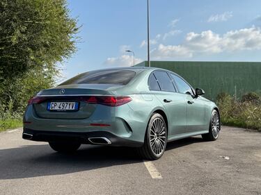 Mercedes Classe E 300e: guarda la gallery della berlina ibrida super lusso 1
