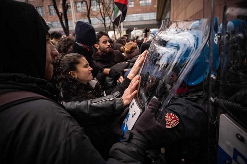 Gli scontri tra manifestanti e polizia a Torino 5