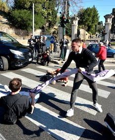 Blitz degli ambientalisti davanti al Colosseo 10