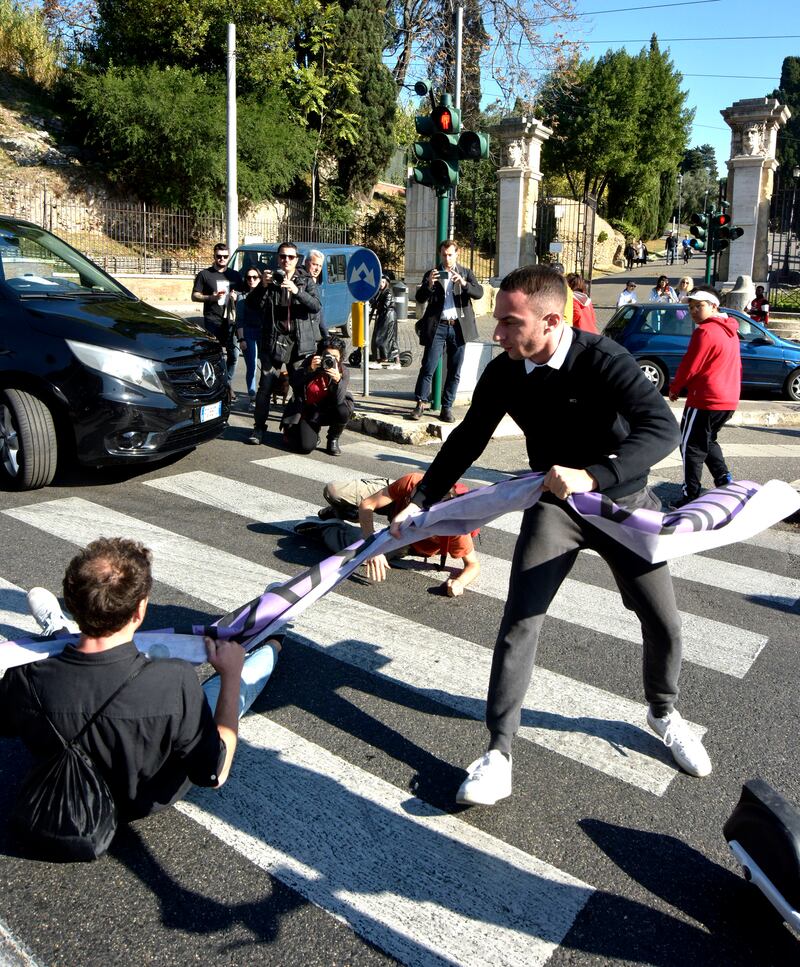 Blitz degli ambientalisti davanti al Colosseo 10