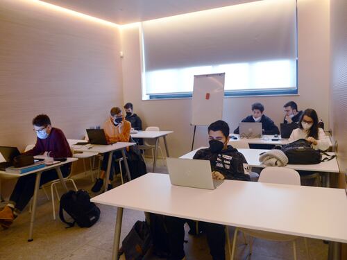 I prof No Vax tornano in classe. Stop a "bolle" e turni in mensa