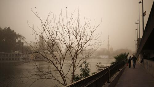 Una tempesta di sabbia oscura il cielo del Cairo 11