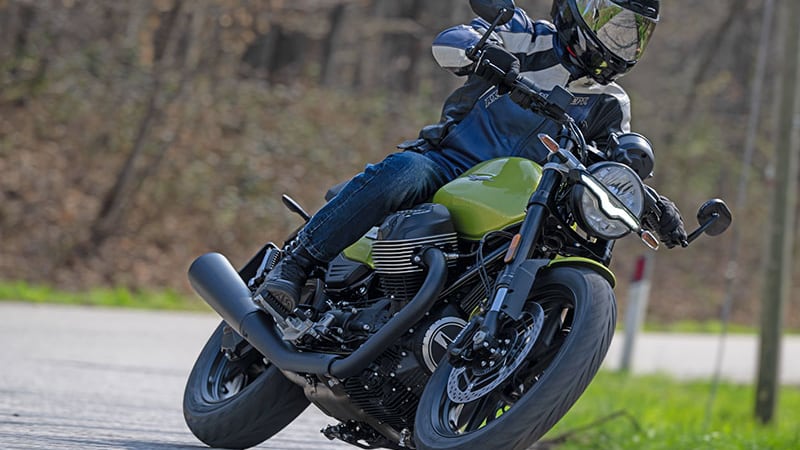 Nuova Moto Guzzi V7 Sport, la café racer che coinvolge