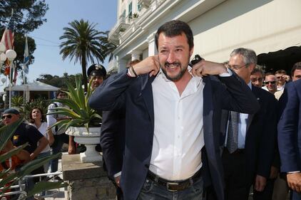 Salvini si mette la giacca 4