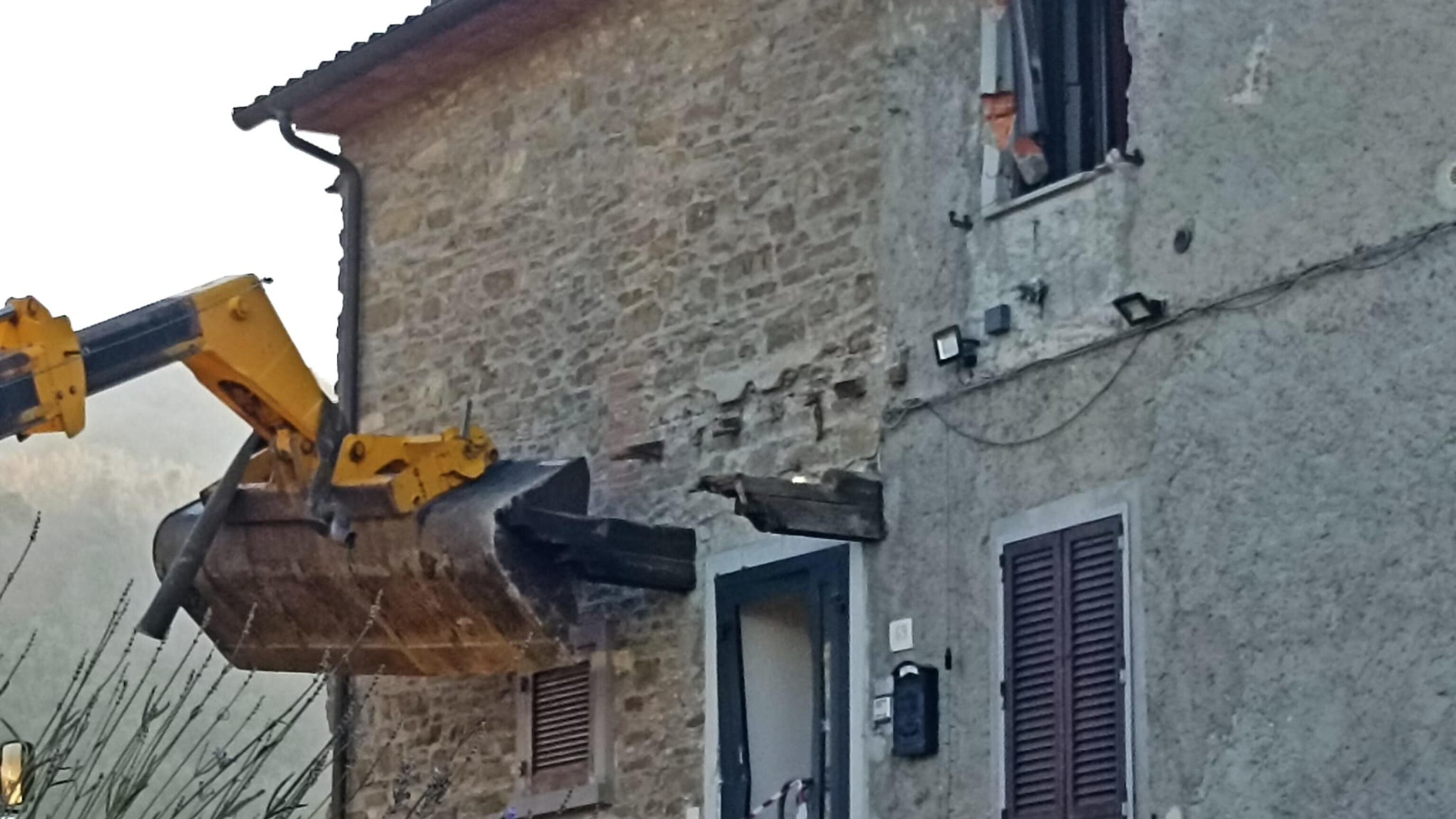 La lite con ruspa e fucile: "Lo straniero ci terrorizzava: inevitabile sparare"