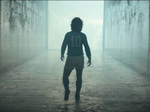 Trionfi, eccessi e sconfitte: la serie su Maradona fa discutere