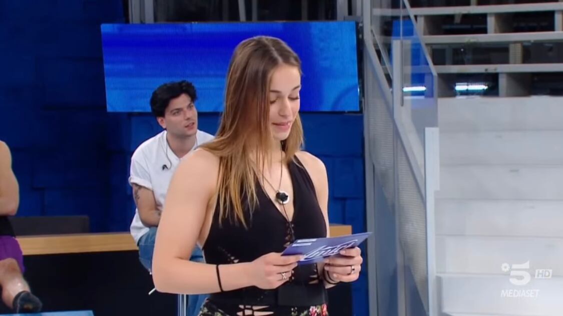 "Spesso faccio le pulizie, aiuto mamma a lavoro". La confessione della ballerina di Amici