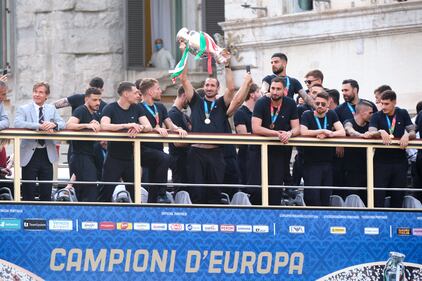 La grande festa per le strade di Roma: la gente rende omaggio all'Italia di Mancini 10