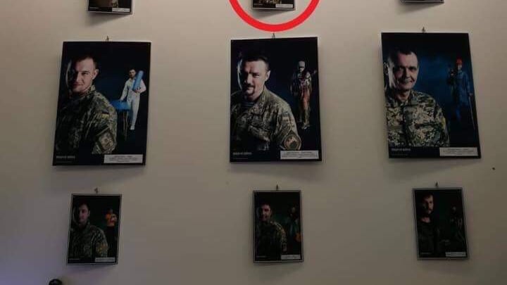 È polemica sulla foto che celebra l'italo-ucraino accusato della morte del reporter Rocchelli