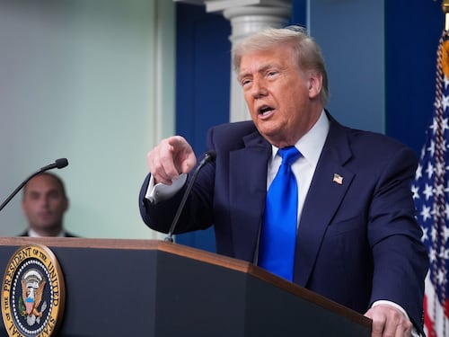 Trump attacca Khamenei: "L'ho salvato da morte certa". E su Gaza: "Tregua tra una settimana"