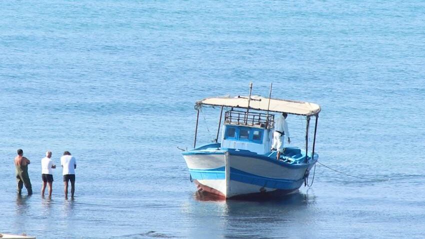 Nuovo sbarco fantasma nell'agrigentino: barcone approda tra i bagnanti
