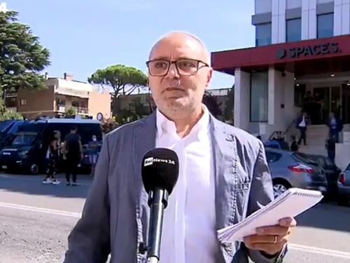 "Ehm...": il giornalista Rai fa scena muta durante il collegamento