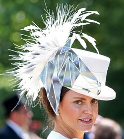 Royal Ascot, i copricapi più bizzarri sfoggiati dall'aristocrazia inglese 12