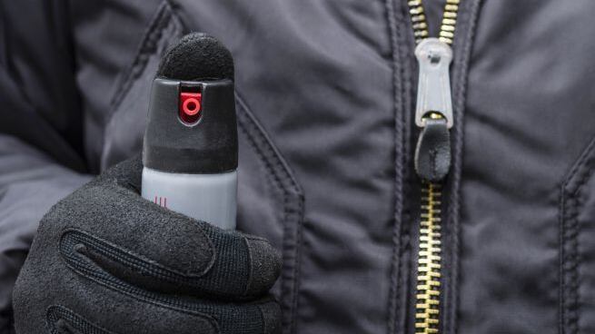 Roma, usa spray al peperoncino contro automobilista: ricercato ciclista