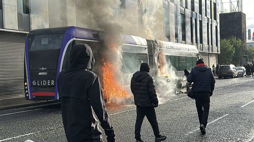 Belfast in rivolta: le immagini delle proteste anti migranti 15
