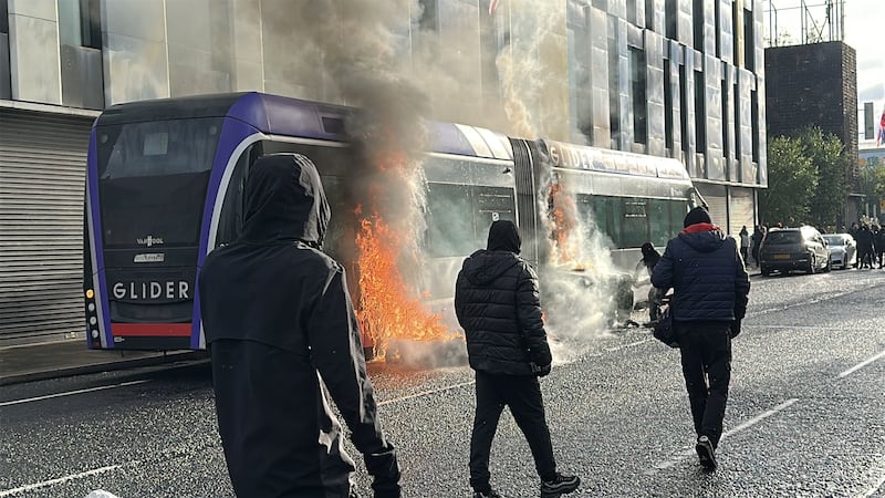 Belfast in rivolta: le immagini delle proteste anti migranti 15