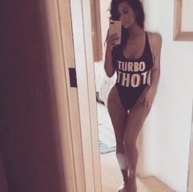 Anche Kim Kardashian senza slip in passerella 8