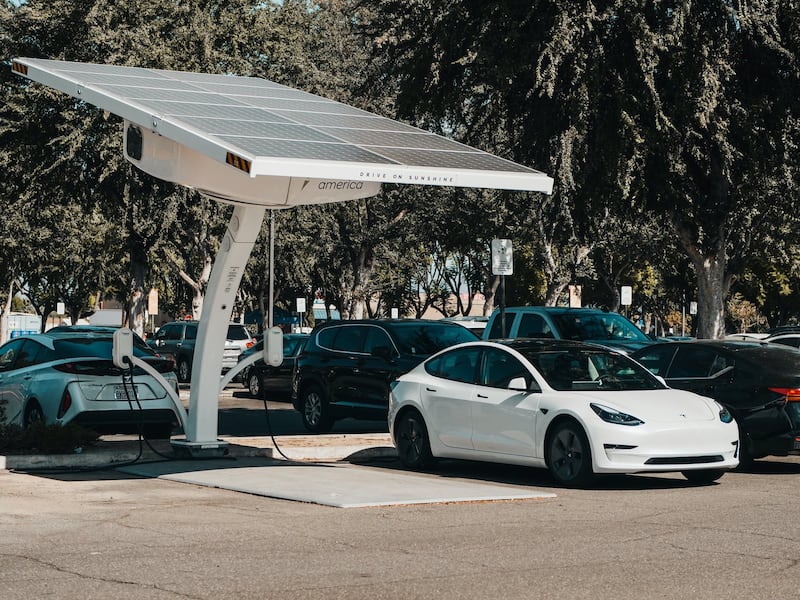 Arriva la tassa sulle auto elettriche: ecco dove e come verrà calcolata