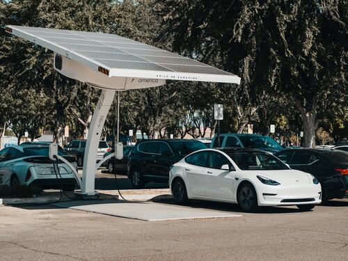 Arriva la tassa sulle auto elettriche: ecco dove e come verrà calcolata