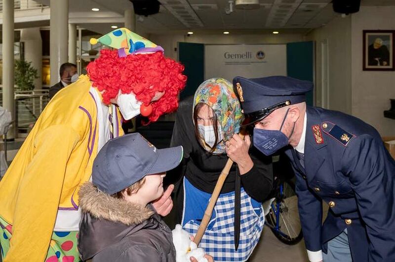 Befana, la solidarietà della polizia ai bimbi ricoverati al Gemelli 5