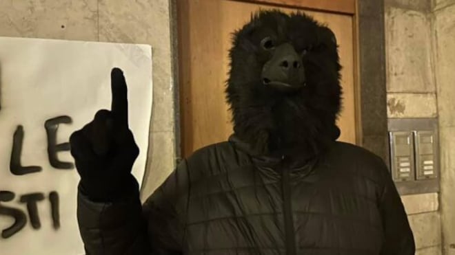Concime davanti alla sede Lega e minacce: la folle protesta degli animalisti