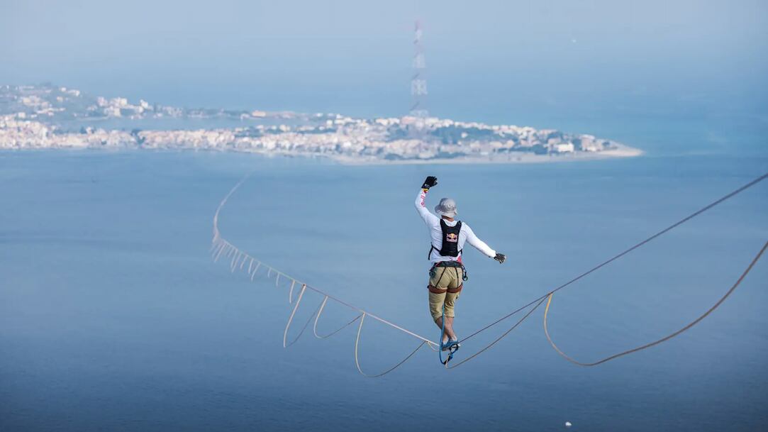 Cammina sopra lo Stretto di Messina con una fune: l'impresa di Jaan Roose