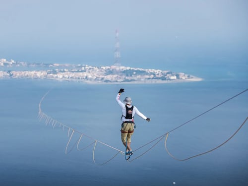 Cammina sopra lo Stretto di Messina con una fune: l'impresa di Jaan Roose