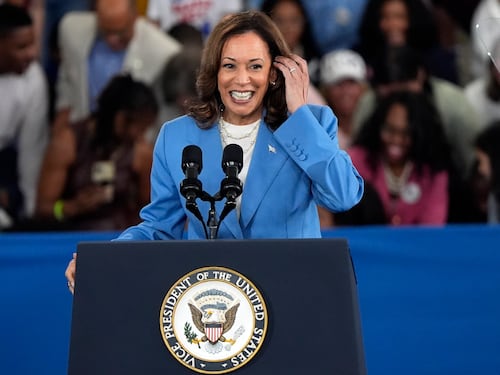 "Spreco di denaro". Ma ora Kamala fa dietrofront sul muro contro i migranti di Trump