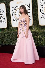 Lola Kirke ai Golden Globes 2017: dall’abito spuntano i peli sotto le ascelle 4