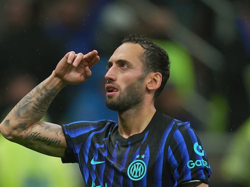 Inter tutto in un tempo. Torna a correre, umilia la Fiorentina e aggancia i rossoneri