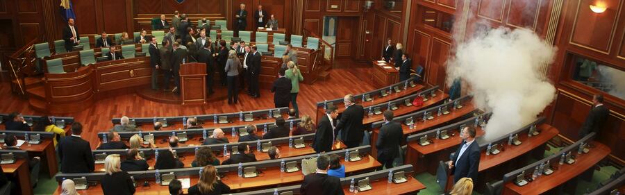 Kosovo, lacrimogeni in parlamento per protesta 3