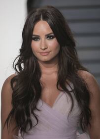 Demi Lovato hot in calze a rete 9